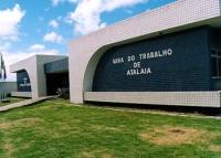FACHADA DA VT DE ATALAIA, NAS CORES AZUIS E CINZA.  NA PAREDE PRINCIPAL, O NOME VARA DO TRABALHO DE ATALAIA ESCRITO EM LETRAS CINZAS