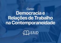 Card com fundo azul mostrando pessoas trabalhando em computadores ao fundo, com o texto em destaque: “Curso: Democracia e Relações de Trabalho na Contemporaneidade”. Na parte inferior, há o logotipo da EJUD TRT-AlL com símbolo de balança.