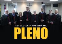 Há seis juizes e duas juízas, todos usando toga.