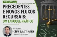 A imagem é um banner de divulgação de curso, com fundo em tons de cinza e detalhes em verde. À esquerda, há o título "Precedentes e Novos Fluxos Recursais: Um Enfoque Prático". Na parte inferior, aparece a foto do instrutor, César Zucatti Pritsch, identificado como juiz do TRT da 19ª Região. À direita, há uma ilustração de uma balança da Justiça em destaque, sobre um fundo que remete ao ambiente jurídico, com colunas e símbolos relacionados ao Direito.