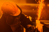 Descrição da imagem: Trabalhador utilizando equipamentos de proteção individual realiza atividade com ferramenta que produz faíscas, destacando a importância da segurança e da prevenção de acidentes no ambiente de trabalho.