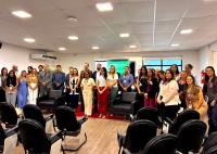 Participantes do evento comemorativo pelos 35 anos da Lei de Cotas posam para uma fotografia em grupo no auditório da Escola Judicial do TRT-AL, após o lançamento da 3ª edição do Mutirão Vaga Inclusiva de Trabalho. Ao fundo, um telão exibe a identidade visual da iniciativa.