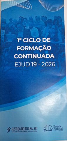 Imagem com uma cor azul, contendo pessoas sentandas, foto tirada de um curso. 