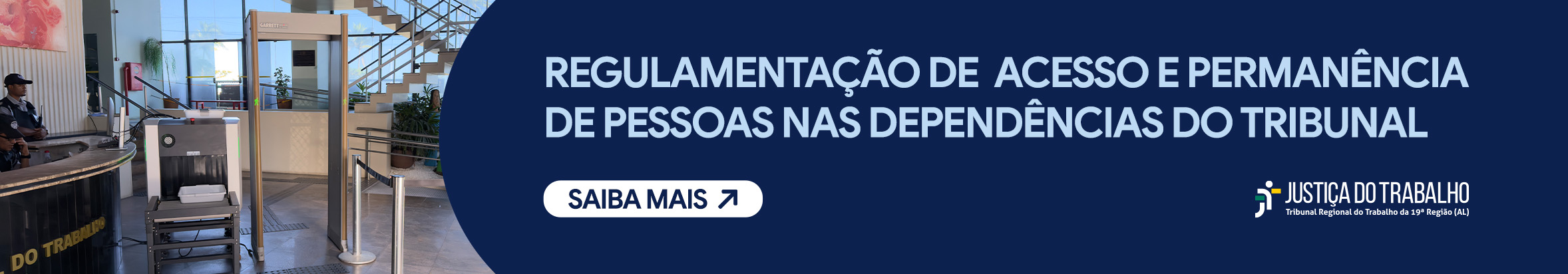 Banner institucional do TRT-AL. À esquerda, hall de entrada com detector de metais, esteira de raio-X e seguranças; ao fundo, escada e ambiente moderno. À direita, fundo azul com o texto: “Regulamentação de acesso e permanência de pessoas nas dependências do tribunal” e botão “Saiba mais”.