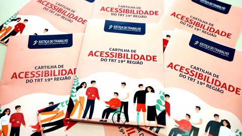 A imagem mostra alguns exemplares da cartilha de acessibilidade com ilustrações de pessoas com diferentes tipos de deficiências