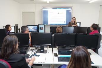 Servidora Maristela Casado  ministrando curso no Laboratório de Informática da Ejud