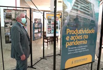Presidente do TRT/AL visita exposição “Produtividade e Ações na Pandemia”