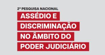 Imagem de fundo cinza claro com tarjas vermelhas com letras brancas. Há ainda letras de tamanho menor com letras pretas.