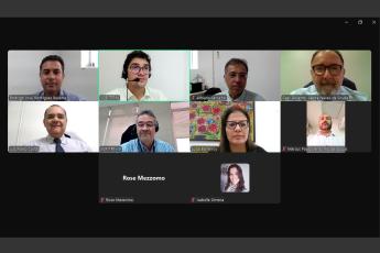 Várias pessoas participando de uma reunião na modalidade virtual.