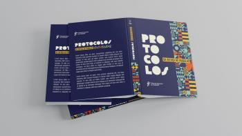 Livro de capa azul escuro com letras brancas. Há também desenhos nas cores laranja, amarelo e azul turquesa.