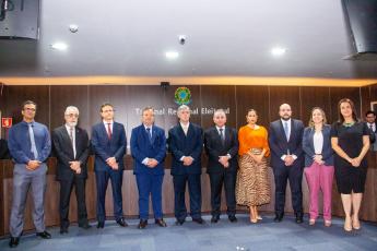 Grupo de homens e mulheres em trajes formais em cima de um palco