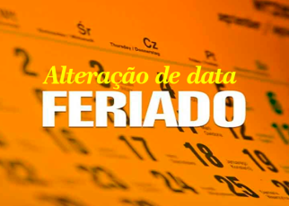 Card laranja com letras brancas e amarelas. Há um calendário no fundo da imagem.