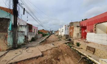 Foto de uma rua toda esburacada