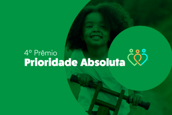 Card verde com letras brancas. Há uma criança de cabelos escuros em uma bicicleta, no centro da imagem.