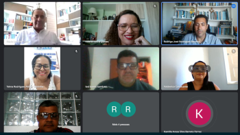 Nove fotos de pessoas de rosto em uma reunião virtual