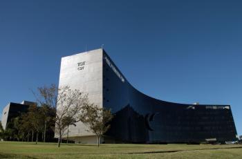 Fachada do TST:  prédio em forma de curva