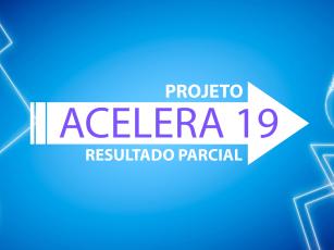 Descrição da imagem:  Imagem com fundo azul em tons degradê e linhas geométricas brancas nas laterais. Ao centro, há uma seta branca apontando para a direita com os dizeres: "PROJETO ACELERA 19 — RESULTADO PARCIAL", em letras brancas e lilás.
