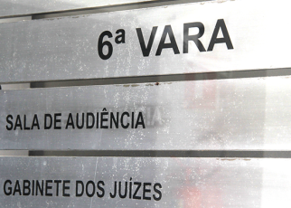 Placa cor cinza claro com o nome preto em destaque: 6ª Vara
