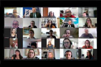 Foto de várias pessoas em um curso on-line
