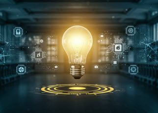 A imagem mostra uma lâmpada incandescente acesa, posicionada no centro e flutuando sobre uma base circular com elementos digitais, como se fosse um holograma. O ambiente ao fundo remete a um espaço tecnológico ou futurista, com efeitos de luz azulada e conexões digitais em rede.  Ao redor da lâmpada, aparecem diversos ícones e símbolos em formato gráfico, representando ideias de tecnologia, inovação, ciência, energia, sustentabilidade e transformação digital. A lâmpada iluminada simboliza criatividade