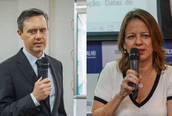 A imagem está dividida em duas partes, mostrando duas pessoas falando ao microfone. À esquerda, um homem veste terno escuro, camisa clara e gravata, segurando um microfone enquanto fala em um ambiente interno, com uma janela ao fundo. À direita, uma mulher usa blusa clara com detalhes escuros na gola e nas mangas, também segurando um microfone e falando em frente a um painel institucional, onde é possível ver parcialmente a palavra “TRABALHO”. Ambos parecem participar de um evento ou palestra em ambiente fo