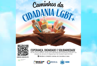 Cesta com diversos produtos de higiene pessoal e duas mãos segurando a cesta