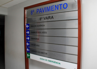 Foto de uma placa cinza com o nome em destaque: 8ª Vara escrito em letras pretas