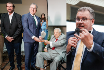 A imagem está dividida em duas partes. À esquerda, três homens aparecem em um ambiente formal. O homem ao centro, de terno azul, está entregando um troféu ou placa de homenagem a um senhor idoso, que está sentado em uma cadeira de rodas e veste terno cinza com gravata vermelha. À esquerda deles, outro homem, de terno escuro e camisa clara, observa a cena. Ao fundo, uma mulher segura um microfone e parece conduzir o evento. À direita da imagem, um homem de terno escuro.