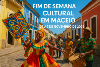A imagem mostra uma cena vibrante e colorida de celebração cultural em uma rua com casarões coloniais de fachadas coloridas. Em primeiro plano, uma mulher sorri enquanto dança e segura um estandarte ornamentado com desenhos em vermelho, azul, verde e amarelo. Ela veste um traje típico de cores vivas, combinando com os figurinos das demais pessoas que participam da festa. Ao fundo, outros dançarinos e músicos, incluindo um homem tocando tambor, completam o clima alegre e festivo. 