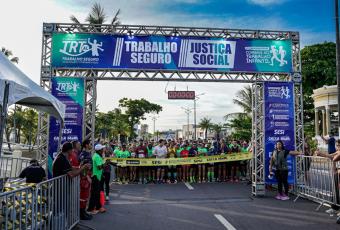 Portal de aço, com banner azul, branco, e verde.