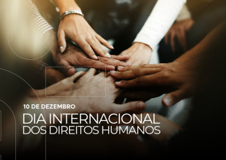 várias mãos de pessoas diferentes unidas ao centro, simbolizando apoio, união e diversidade. Na parte inferior, em letras brancas, lê-se: “10 de dezembro – Dia Internacional dos Direitos Humanos”. O fundo é escuro e suave, destacando as mãos e o texto.