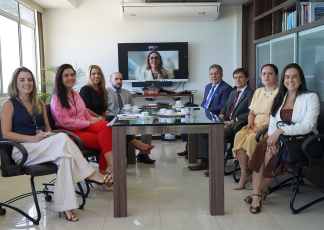 Quatro mulheres e três homens sentados em uma mesa