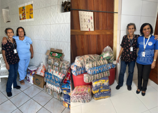 Imagem com duas fotos lado a lado. Em ambas, duas mulheres adultas posam sorrindo em ambientes internos, ao lado de pilhas de alimentos e produtos de higiene organizados em caixas e fardos. As cenas mostram a entrega de doações do programa TRT Solidário.