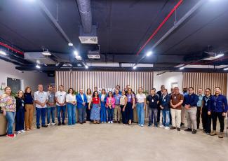Grupo grande de pessoas posando para foto.