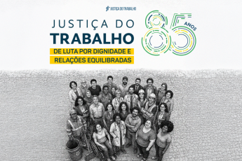 foto preta e branca de trabalhadores com o logo azul e verde justiça do trabalho 85 anos