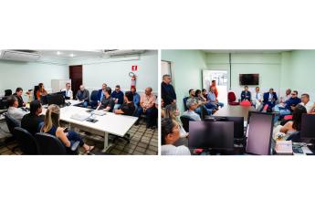 A imagem mostra duas cenas de reuniões em ambientes administrativos. Em ambas, grupos de magistrados e servidores estão sentados em torno de mesas, participando de conversas formais. Há computadores, cadeiras e equipamentos de escritório, indicando um contexto de trabalho. Os participantes parecem atentos, ouvindo e dialogando sobre temas institucionais. O ambiente é interno, com paredes claras e disposição típica de salas de reunião.