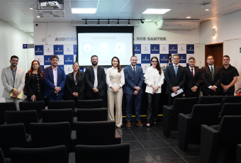 Grupo de autoridades e representantes institucionais posa para foto no auditório do TRT-AL após reunião sobre proteção de dados pessoais e segurança da informação.