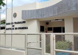 Fachada do prédio da VT de Santana do Iapnema. Há grades brancas.