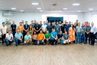 Fotografia de grupo com magistrados, servidores e colaboradores reunidos em um auditório, durante ação de capacitação promovida pelo Tribunal.