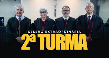 Quatro pessoas vestidas com togas estão na imagem. Três delas usam óculos, e apenas uma não usa. Entre as quatro, há apenas uma mulher.