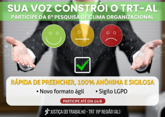 A imagem é um banner informativo do TRT 19ª Região (AL) convidando para a 6ª Pesquisa de Clima Organizacional, com a frase principal: "SUA VOZ CONSTRÓI O TRT-AL".  Fundo e Imagem Central: No centro, há uma pessoa em traje formal (paletó escuro e camisa branca) com as mãos abertas para a frente, em um gesto de acolhimento. Ao fundo, vê-se uma rede conectada de pontos/linhas finas.  Ícones de Avaliação: Logo acima das mãos, aparecem três rostos estilizados (emojis) indicando níveis de satisfação: 