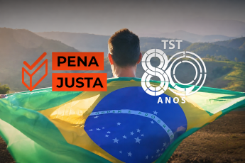 A imagem mostra uma pessoa vista de costas, envolta na bandeira do Brasil, diante de uma paisagem montanhosa. Sobre a cena aparecem os logotipos “Pena Justa” e “TST 80 anos”.