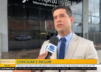 A imagem mostra um homem vestindo terno claro, camisa social azul e gravata escura concedendo uma entrevista para a TV Gazeta em frente ao prédio da Justiça do Trabalho (Tribunal Regional do Trabalho). Na parte inferior da tela, há uma faixa jornalística amarela e branca do programa "Bom Dia AL" com o título "CONCILIAR E INCLUIR", acompanhada do horário (06:41) e do texto informativo sobre o prazo para inscrição de processos em evento do TST.