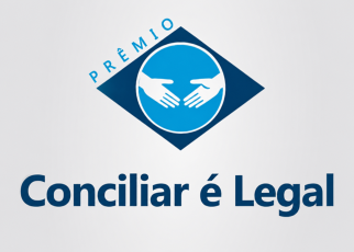 A imagem apresenta o logotipo do Prêmio Conciliar é Legal, com um símbolo de duas mãos se encontrando dentro de um círculo azul, sobre um losango azul-escuro. Abaixo, aparece o nome do prêmio em destaque.