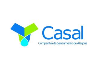 A imagem exibe a logomarca oficial da Companhia de Saneamento de Alagoas (Casal) centralizada sobre um fundo completamente branco. À esquerda, destaca-se um símbolo geométrico composto por formas em tons de azul, verde e ciano que sugerem uma gota d'água. Ao lado do ícone, a palavra "Casal" aparece escrita em caixa alta e baixa, na cor azul clara e em uma fonte moderna.