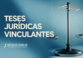 A imagem possui um fundo em tom azul-escuro com iluminação suave no centro e uma textura sutil. Do lado esquerdo, sobressai o texto "TESES JURÍDICAS VINCULANTES" escrito em letras maiúsculas de cor bege clara. Logo abaixo, no canto inferior esquerdo, consta o logotipo oficial da Justiça do Trabalho do Tribunal Regional do Trabalho da 19ª Região (AL). No lado direito da composição, ganha destaque uma balança da justiça prateada em estilo moderno e metálico, com seus pratos suspensos por correntes finas. 