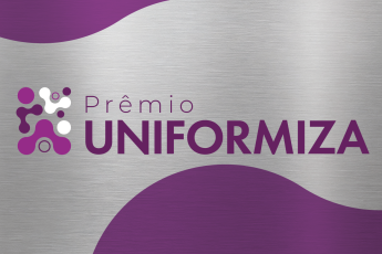A imagem possui fundo metálico prateado e traz o texto "Prêmio UNIFORMIZA" em destaque. À esquerda do texto, há um símbolo abstrato nas cores roxa e branca formado por círculos e formas orgânicas. Formas onduladas na cor roxa decoram o canto superior esquerdo e a parte inferior do layout.