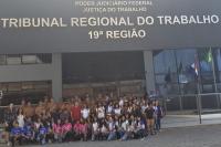 Alunos das escolas municipais em frente ao TRT 19