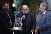 Na entrega da premiação, padre Manoel Henrique (c) e desembargador Marcelo Vieira (d)