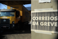 A ministra Kátia Arruda, do Tribunal Superior do Trabalho, deferiu liminar para determinar que os empregados da Empresa Brasileira de Correios e Telégrafos (ECT) mantenham em atividade, enquanto perdurar a greve da categoria, o contingenciamento mínimo de 70% em cada unidade e se abstenham de impedir o livre trânsito de pessoas e cargas postais. O cálculo deve ser feito com base no quantitativo de empregados efetivos que estavam trabalhando presencialmente em 14/8, último dia útil antes do início da paralis